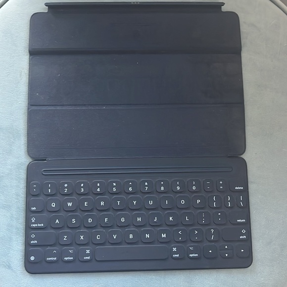 iPad 9th gen Apple keyboard - Picture 2 of 6